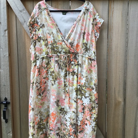 Eddie Bauer Dresses & Skirts - Eddie Bauer V-Neck Floral Dress
